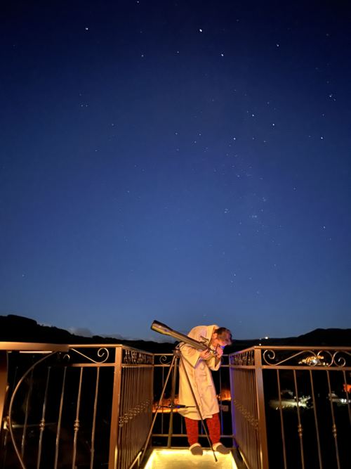 Leonardo Hunt observando as estrelas com telescópio