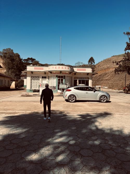Leonardo Hunt em viagem de carro por estrada antiga