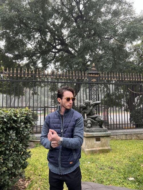 Leonardo Hunt em jardim histórico durante viagem