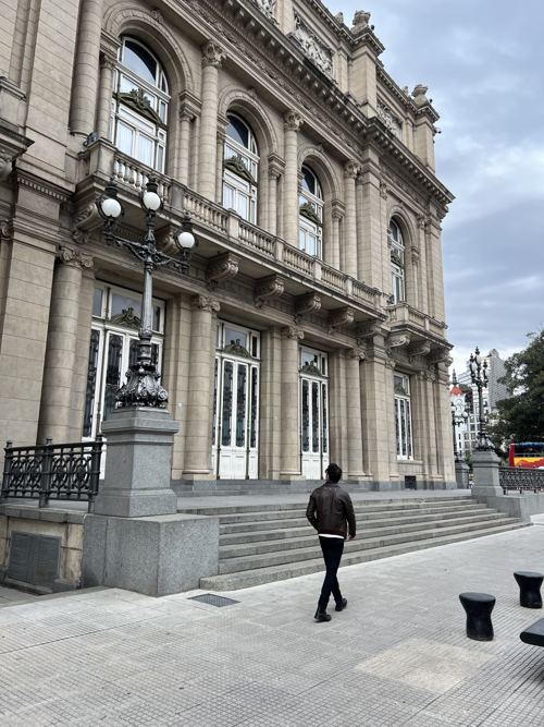 Leonardo Hunt em frente a teatro clássico europeu