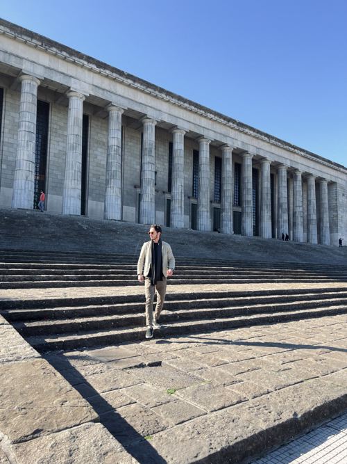 Leonardo Hunt em frente a colunata neoclássica