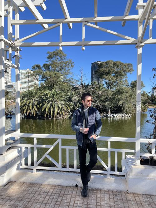 Leonardo Hunt em parque durante viagem