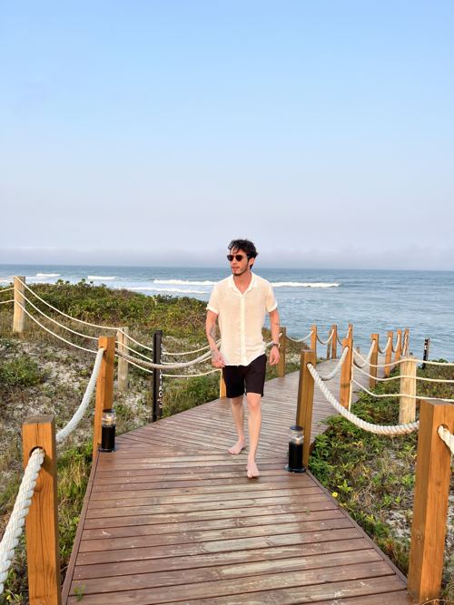 Leonardo Hunt caminhando na praia